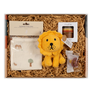 luxe geboortecadeaus bij un-wrapped. In dit pakket zit een leeuwen knuffel uit de nijntje serie, 3 monddoekjes, stacking cups van mushie en een bibs speen