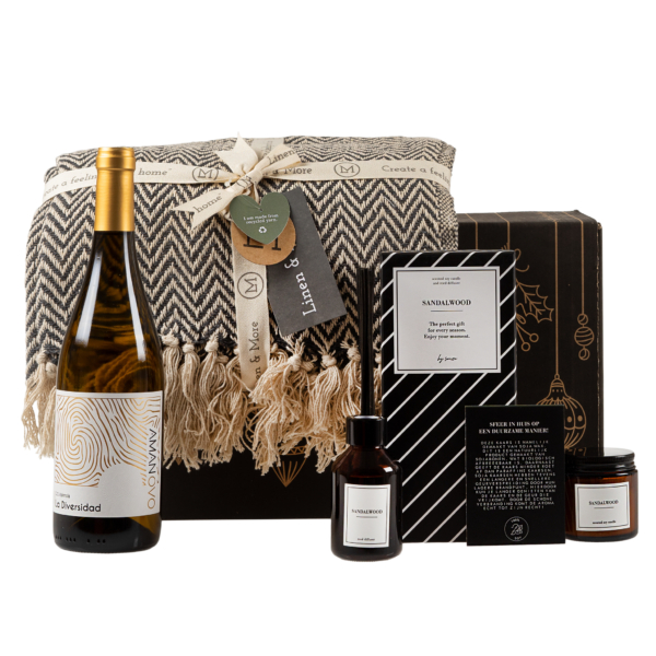 Ontdek ons duurzame kerstpakket home, perfect voor een warme en sfeervolle feestdagen. Dit luxe pakket bevat een fles Amanovo La Diversidad wijn, een giftbox met Jens Living soja geurkaars en geurstokjes, en een stijlvolle B-living plaid van 100% gerecycled katoen. Een ideaal kerstpakket voor thuis, waarmee je jouw waardering op een milieuvriendelijke manier kunt tonen.